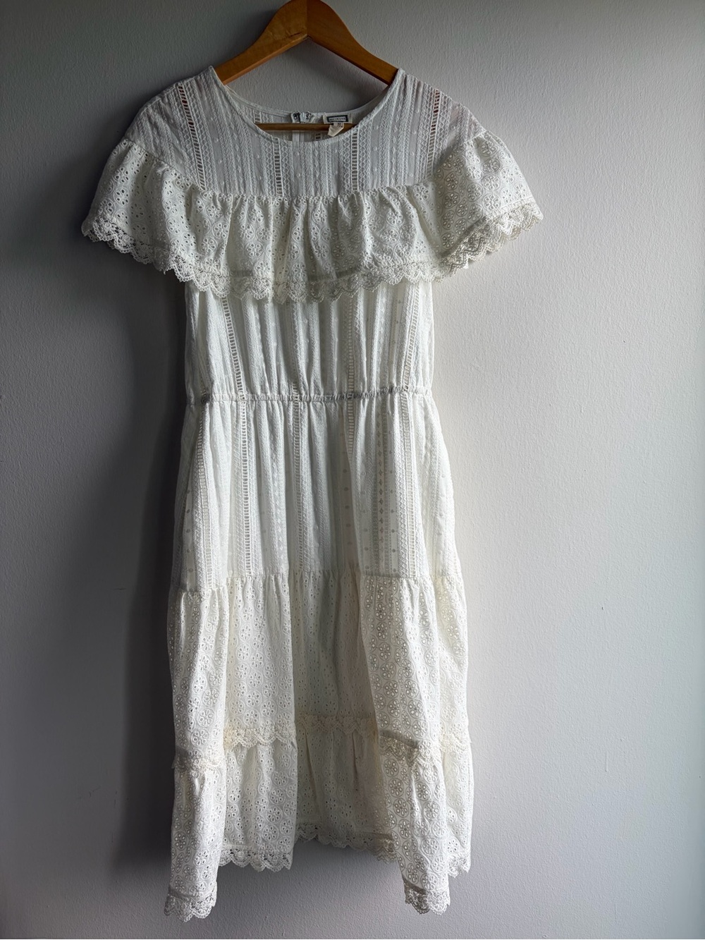 Mo: Vint NY Lace-Trim Tiered Midi Dress in White